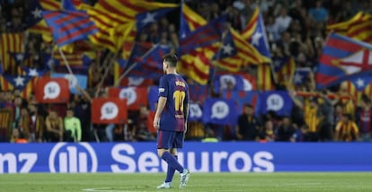 Messi, con un sinfín de banderas de fondo ante el Eibar.