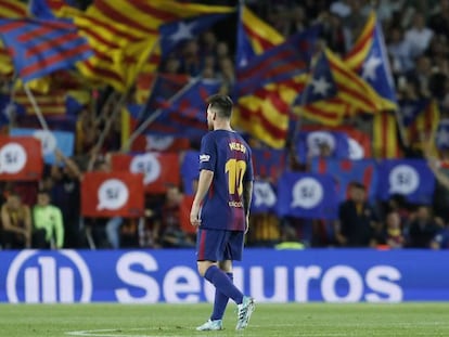 Messi, con un sinfín de banderas de fondo ante el Eibar.