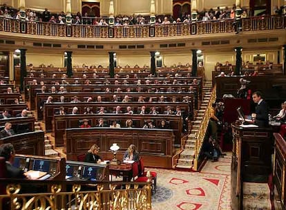 El presidente del Gobierno, José Luis Rodríguez Zapatero, habla desde la tribuna del Congreso de los Diputados.