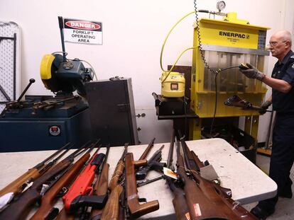 Un agente destruye algunas de las 26.000 armas entregada durante la amnistía en Melbourne (Australia).