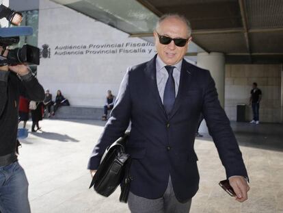 Enrique Crespo, expresidente de Emarsa, llega al juicio.