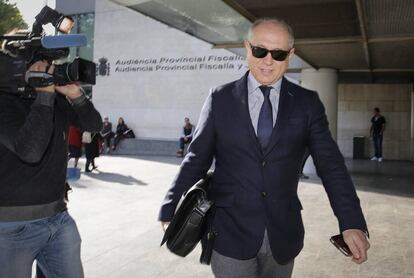 Enrique Crespo, expresidente de Emarsa, llega al juicio.