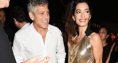 George Clooney y su mujer Amal Clooney en la fiesta del lanzamiento de su tequila Casamigos, en Ibiza.