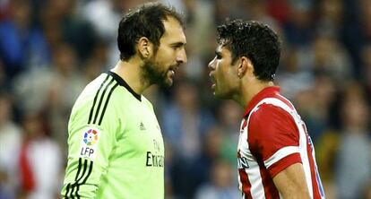 El portero madridista Diego L&oacute;pez (i) y el delantero alt&eacute;tico Diego Costa en el partido de ida.