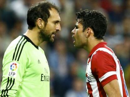 El portero madridista Diego López (i) y el delantero altético Diego Costa en el partido de ida.
