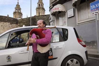 Eusebio Méndez Toural, el más veterano de los taxistas gaiteiros de Lugo, a bordo de su vehículo.