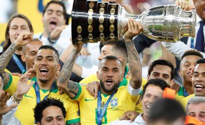 Dani Alves levanta la novena Copa América de Brasil.