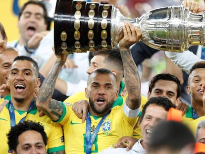 Dani Alves levanta la novena Copa América de Brasil.