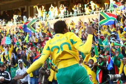 La afición sudafricana celebra el gol de Khumalo.
