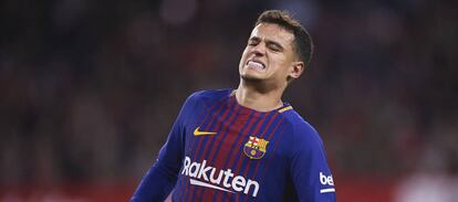 Coutinho se lamenta durante el partido ante el Sevilla.