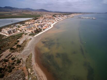 Vista aérea de la playa de Los Nietos, con el agua oscurecida del mar Menor en primer término.
