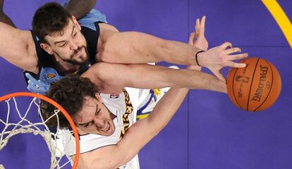 Pau Gasol lucha por un rebote con su hermano Marc Gasol, de los Grizzlies, durante el partido entre los Lakers contra Memphis Grizzlies (85-104), en 2011.