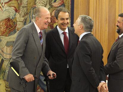 El Rey, apoyado en unas muletas, bromea con José Blanco, José Luis Rodríguez Zapatero y Francisco Caamaño en La Zarzuela.