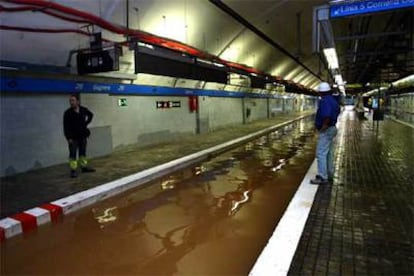 La estación de Sagrera, en la línea 5 del metro de Barcelona, quedó anegada por el agua.