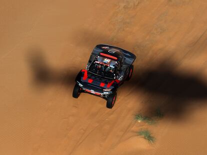 El Audi de Carlos Sainz y Lucas Cruz, durante la sexta etapa del Dakar.
