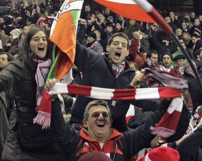  Aficionados del Athletic Club de Bilbao celebran la clasificación de su equipo para la final de la Copa del Rey, tras vencer al Mirandés.