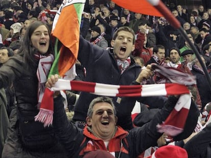 Aficionados del Athletic Club de Bilbao celebran la clasificación de su equipo para la final de la Copa del Rey, tras vencer al Mirandés.