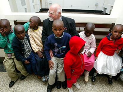El padre D&#39;Agostino, con niños de su orfanato, en los tribunales de Nairobi el pasado miércoles.