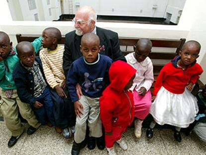 El padre D'Agostino, con niños de su orfanato, en los tribunales de Nairobi el pasado miércoles.