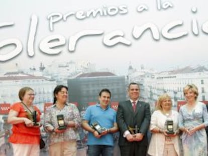 Esperanza Aguirre posa con los premiados.