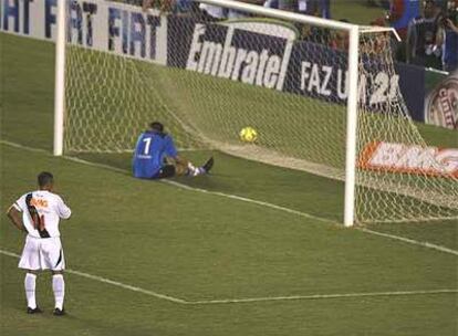 Romario contempla la pelota fuera de la portería tras fallar una clara ocasión.