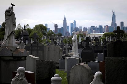 Skyline de Manhattan con el cementerio neoyorkino de Calvary, en primer término.