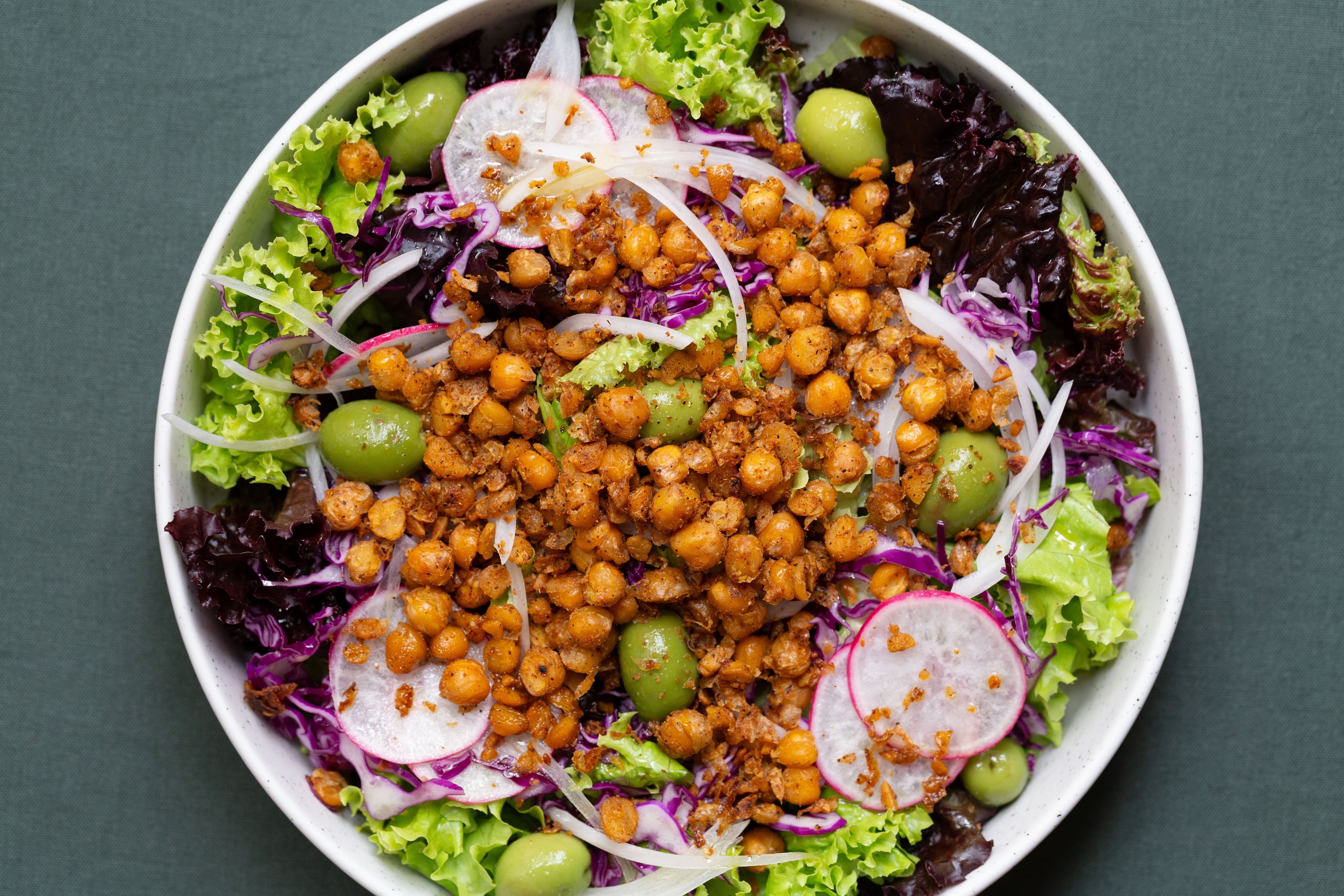 Ensalada verde con garbanzos crujientes