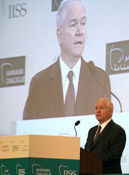 El jefe del Pentágono, Robert Gates, durante una conferencia en la V Cumbre Regional sobre Seguridad, celebrada en Bahrein