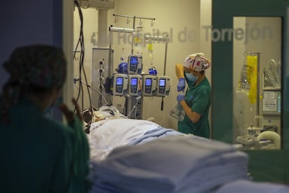 En los boxes del Hospital de Torrejón había este pasado viernes 11 pacientes graves para un espacio con 16 camas. Su ocupación ha bajado en los últimos días, pero la segunda ola de covid provocó que el centro tuviese que activar su plan de elasticidad -un protocolo que recoge medidas como ampliar espacios de UCI a otras unidades o suspender cirugías programadas- a mediados de septiembre. La unidad de cuidados intensivos de esta localidad madrileña ya está ocupada solo por pacientes covid, y los enfermos críticos de otras patologías han ocupado la unidad de recuperación postanestésica.