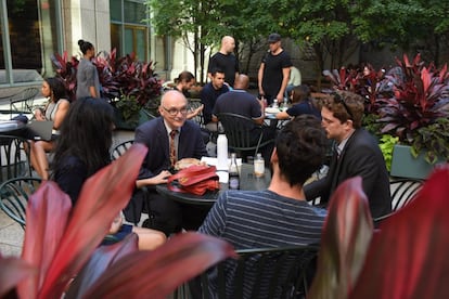 Un grupo de trabajadores de Unicef charlan durante un descanso en el parque que hay junto al edificio de la sede central en Nueva York, en el número 3 de UN Plaza. Este lugar es, cuando hace buen tiempo, punto de encuentro para tomar un café e incluso mantener reuniones al aire libre.