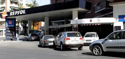 Cola de autom&oacute;viles a la entrada de una gasolinera. 