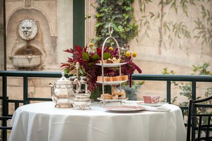 Celebración literaria. Este año se cumple el 250 aniversario del nacimiento de Jane Austen, pero no hace falta viajar a Bath para disfrutar de un té digno de 'Orgullo y prejuicio'. El madrileño hotel Orfila (www.hotelorfila.com) —un cinco estrellas parte de la asociación de establecimientos de lujo Relais & Châteaux ubicado en un palacete de 1886— recrea ese ritual sin salir de Chamberí. El Aftenoon Tea de Orfila, diseñado por la experta en tés Beatriz Parreño, ofrece a diario de 16.00 a 18.30 h, un cuidado servicio presentado en juegos de té y vajillas inglesas originales del siglo XIX acompañado por sándwiches, 'scones' y pasteles ideados por el premiado chef Mario Sandoval (Coque).