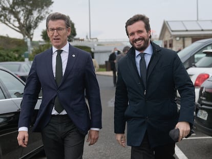 El presidente del Partido Popular y el presidente de la Xunta de Galicia, durante su paseo previo al acto sobre economía y tributos en el que participaron en A Coruña.