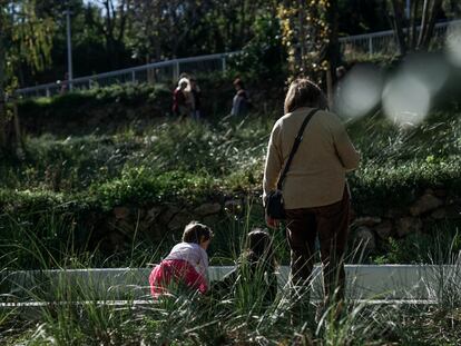 Una familia pasea por los jardines del Doctor Pla i Armengol, en el Guinardó.