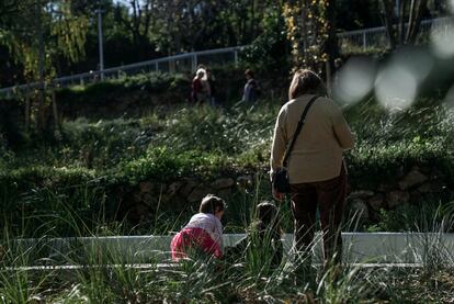 Una familia pasea por los jardines del Doctor Pla i Armengol, en el Guinardó.