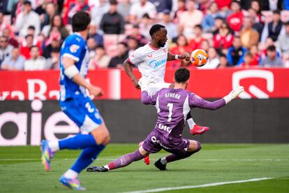 Sivera le hace una gran parada a Lukébakio para evitar el gol del posible triunfo del Sevilla.