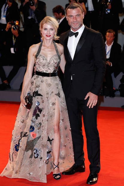 Naomi Watts, con vestido de Elie Saab Couture y zapatos de Jimmy Choo, y Liev Schreiber.