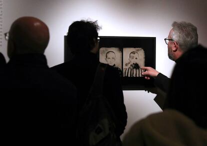 Juan Pedro Revuelta explica a los visitantes su obra.