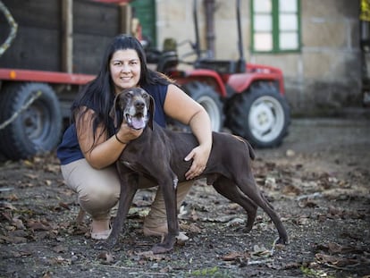 Marta y Brus en su finca de Salcedo (Pontevedra).