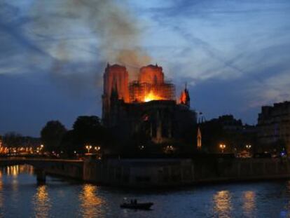 El Gobierno dice que el incendio  no es criminal  y que se desconoce  cómo resistirá la estructura  del templo. La Fiscalía de París ha abierto una investigación por destrucción involuntaria