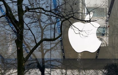 El logo de Apple en una tienda de la empresa en Bruselas (Bélgica).