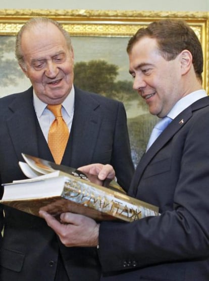 El presidente de Rusia, Dimitri Medvédev, muestra al rey Juan Carlos el catálogo de la exposición de la colección de El Prado en el Hermitage.
