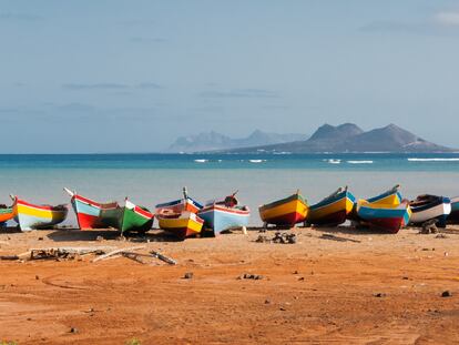 Barcas en la playa de Mindelo, isla de San Vicente, Cabo Verde.