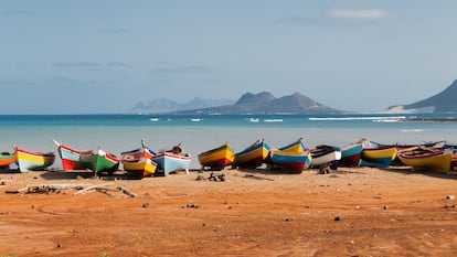 Barcas en la playa de Mindelo, isla de San Vicente, Cabo Verde.