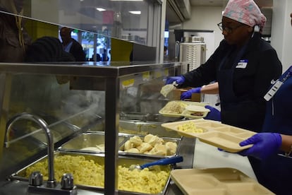 Voluntarios en el servicio de comedor de The Beacon, en Houston.