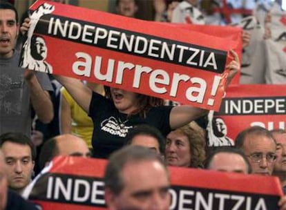 Simpatizantes de ANV durante el pleno celebrado hoy en Bergara.