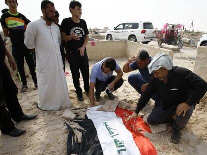 Un grupo de iraquíes llora la muerte en un atentado del general Abdulrahman Abu Raghif, jefe de las operaciones en Al Anbar.