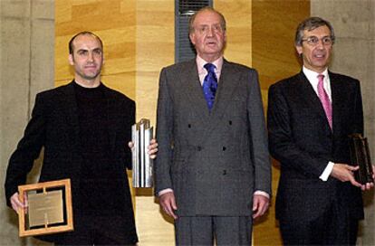 El Rey posa con los ganadores, Javier Roca e Isidro Ferrer.