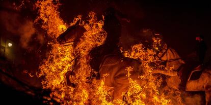 Un hombre salta a caballo una fogata como parte de un ritual conocido como las Luminarias, en San Bartolomé de Pinares, España.