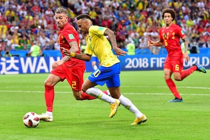 Neymar regatea a su rival Toby Alderweireld en el partido ante Bélgica.
 